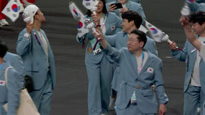 [올림픽] '끝났다!' 태극기 들고 환한 웃음&hellip;'팀 코리아' 입장 (파리 2024 폐회식)