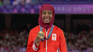 [올림픽] 금메달 목에 건 시판 하산&hellip;여자 마라톤 시상식 (2024 파리 폐회식)