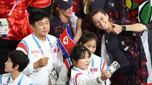 [올림픽] 북한 폐회식 기수는 리세웅과 김미래&hellip;선수들은 기념 촬영도