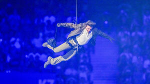 하늘에서 나타난 톰 크루즈&hellip;"한 편의 영화" 상상 못할 장면의 연속 (파리 2024 폐회식)