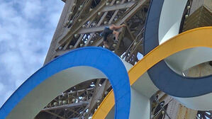 "더워 죽겠네"&hellip;폐회식 직전 에펠탑 맨손으로 오른 남성