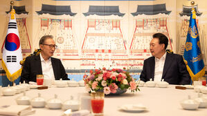 윤 대통령, 이명박 전 대통령 부부와 첫 만찬