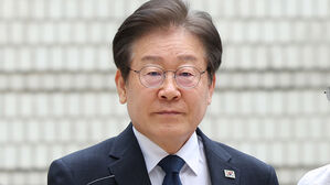 '대북송금 혐의' 이재명 첫 재판 30분 만에 끝&hellip;"기록 5만 쪽"