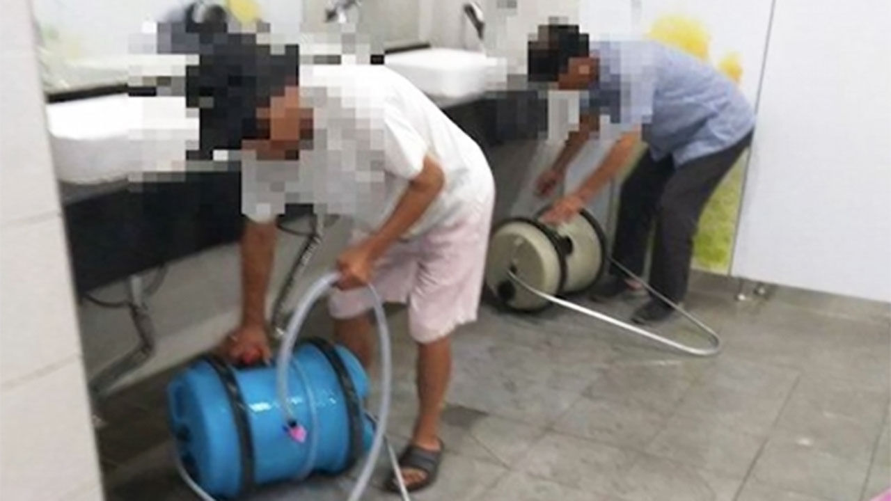 화장실에서 물 받는 캠핑족