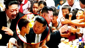 [영상] 김정은 말끝마다 '펄쩍펄쩍' 뛰며 오열&hellip;'입 맞추고&middot;껴안고' 얼어붙은 아이들 앞에서 보인 행동 '왜'?