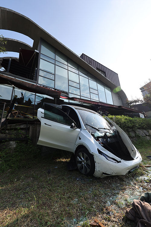 지난 14일 오후 경기 용인시 수지구 고기동 한 카페 건물로 60대가 운전하던 차량이 돌진한 뒤 멈춰 서 있다.