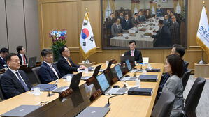 금통위 "물가 확신 커졌지만&hellip;수도권 집값&middot;부채 증가세 지속"