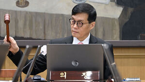 한은 총재 "물가는 금리 인하 요건 갖췄지만 집값 자극 말아야"