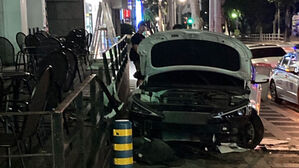 음주운전하다 중앙선 넘어 상가 건물 충돌한 50대 여성 입건