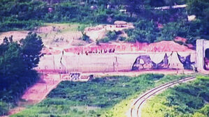 RFA "DMZ 북한 구조물 한 줄로 쭉 이어져&hellip;동해선 철길에도 장애물"