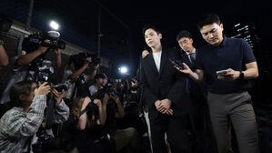 경찰, '전동스쿠터 음주운전' 슈가 3시간여 조사&hellip;"혐의 인정"