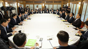 당정 "전기차 배터리 정보공개 의무화&hellip;배터리 시범인증제 조기 시행"