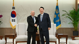 미 상원 군사위원장 "윤 대통령, 한일관계 개선해 한미일 협력 발판"