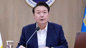 윤 대통령 "지난 정부 국가 빚 400조 원 늘려&hellip;정부 일하기 어렵게 해"