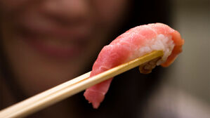 여전히 스시 먹고 일본차 사는 중&hellip;"내수 부진에 보복 수위 관리"