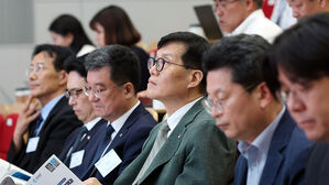 한은 총재 "강남 부동산 불패&hellip;악순환에 경각심 주려 금리 동결"