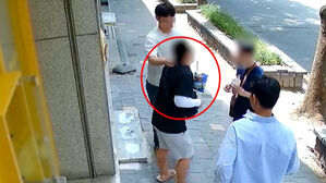 '연애 빙자 사기' 현금 전달책 20대 구속 송치&hellip;총책 추적 중