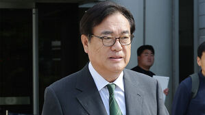 '고 노무현 명예훼손 1심 실형' 정진석, 2심서 벌금형