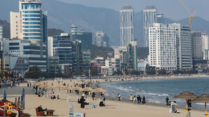 "반갑다 여름아" 부산 광안리&middot;다대포 등 5개 해수욕장 문 활짝