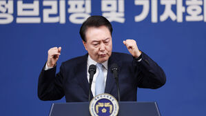 윤 대통령 "중장년 계속 일하게"&hellip;'정년 연장&middot;임금체계 개편' 속도 내나