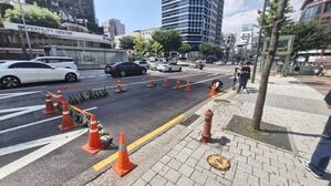 서울 강남구 9호선 언주역 부근에 있는 왕복 6차선 도로에서 지반 침하 현상 (사진=강남구청 제공)