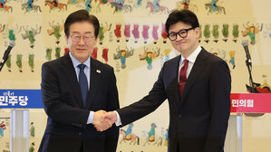 [속보] 한동훈&middot;이재명, 여야 대표 회담 시작