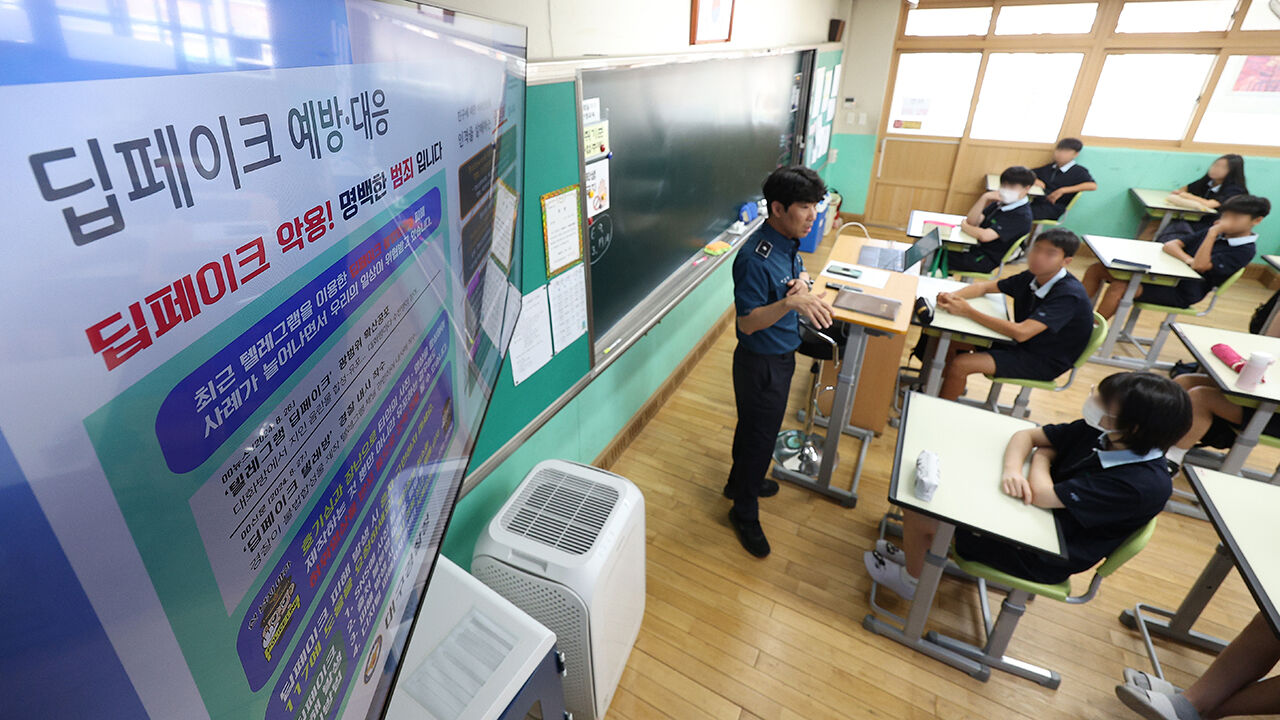 지난 30일 대구 수성구 시지중학교에서 학생들 대상으로 딥페이크 성착취물 범죄 예방 교육을 하고 있는 학교전담경찰관(SPO)
