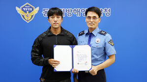 맨몸으로 200ｍ 헤엄쳐 부부 구한 해경&hellip;휴가 중인데 임무 완수