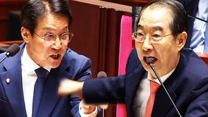 [영상] 말 끊고 격분한 한덕수 총리 "지금이 중요하죠! 자꾸 색깔 칠하지 마세요!"&hellip;'뉴라이트 아십니까?'에서 촉발된 '설전'