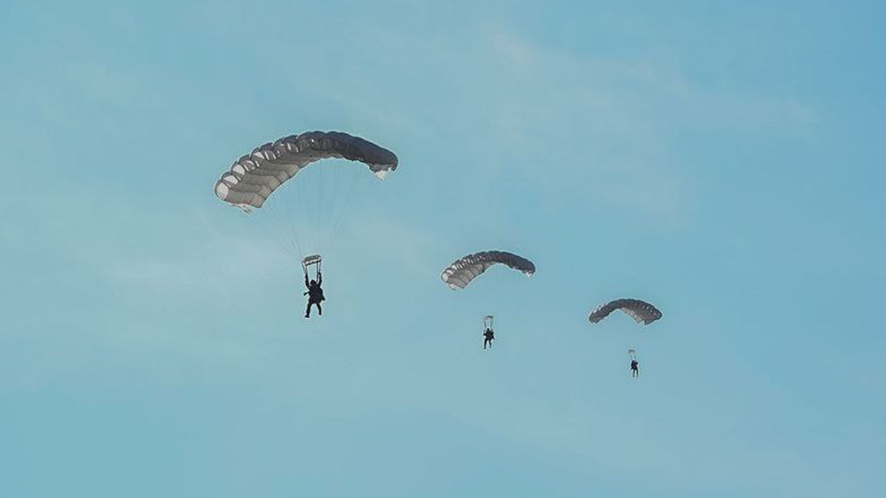 포항 지난 1일 독석리 해안 일대에서 공군 C-130 수송기에서 낙하산으로 공정돌격을 진행하는 모습
