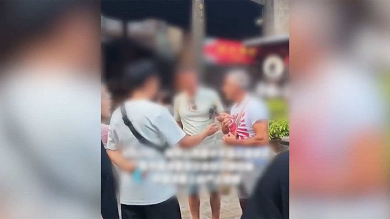욱일기 티셔츠 입은 외국인 관광객