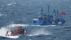 인천 소청도 인근서 불법조업하던 중국 어선 2척 나포