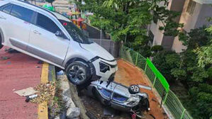 경사로 달리던 택시가 SUV 덮쳐 5ｍ 아래 추락&hellip;행인도 피해