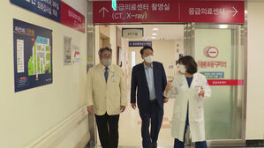 윤 대통령, 심야응급실 방문&hellip;"필수의료에 적절한 보상체계 마련"
