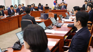 여 "정청래는 빌런" 야 "윤 대통령이 악당"&hellip;법사위 파행