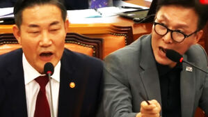 [영상] 신원식 "왜 자꾸 계엄 괴담을! 이러면 김정은만 행복할 겁니다!"&hellip;김민석 질의에 '격분'하더니 '답변 거부'