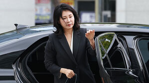 '법카 유용 의혹' 김혜경 2시간 검찰 조사&hellip;"진술 거부"