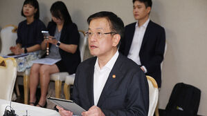 최상목 "연간 경상수지 흑자, 당초 전망 큰 폭 초과 예상"