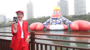 잠실 석촌호수에 16ｍ 높이 대형 랍스터 떴다