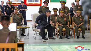 김정은 광폭 군사행보&hellip;포병학교&middot;해군기지&middot;군수공장 연쇄 시찰
