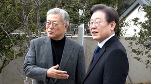 이재명, 문재인 전 대통령 예방&hellip;검찰 수사 비판 예상