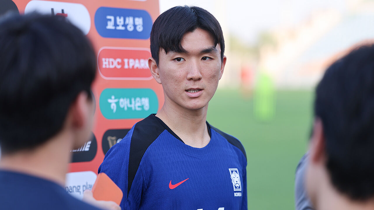 오만전 앞두고 인터뷰하는 황인범