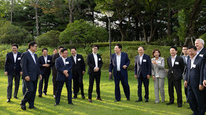 윤 대통령, 국민의힘 중진 · 지도부 일부와 '번개 만찬'…의료개혁 논의