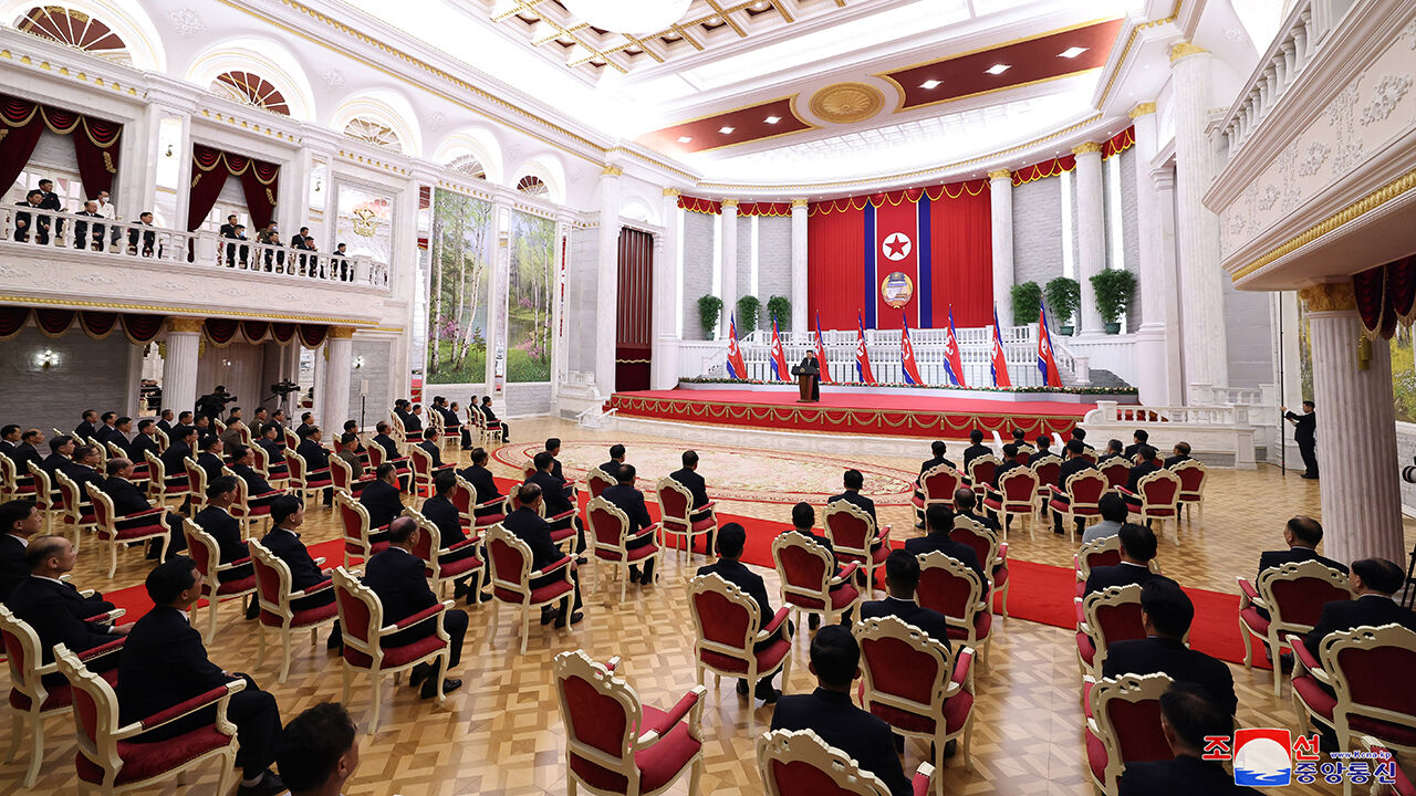 국경절인 9·9절을 맞아 당과 정부의 지도간부들을 축하하고 금후 국가사업 방향과 관련한 중요연설을 하는 북한 김정은 국무위원장 (사진=조선중앙통신, 연합뉴스)