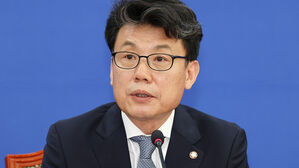 진성준 "2025 의대 증원 재검토 어려워…대통령 사과·복지장관 해임부터"