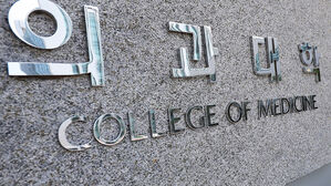 교육부 "의대생 휴학은 대학이 자율 승인"…'복귀 전제 휴학' 철회