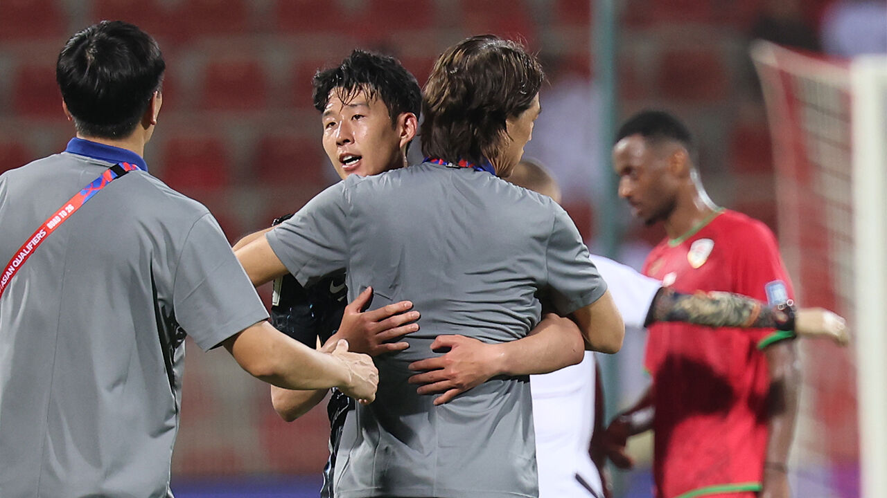 3-1로 승리를 거둔 대표팀 홍명보 감독이 손흥민을 안아주고 있다.