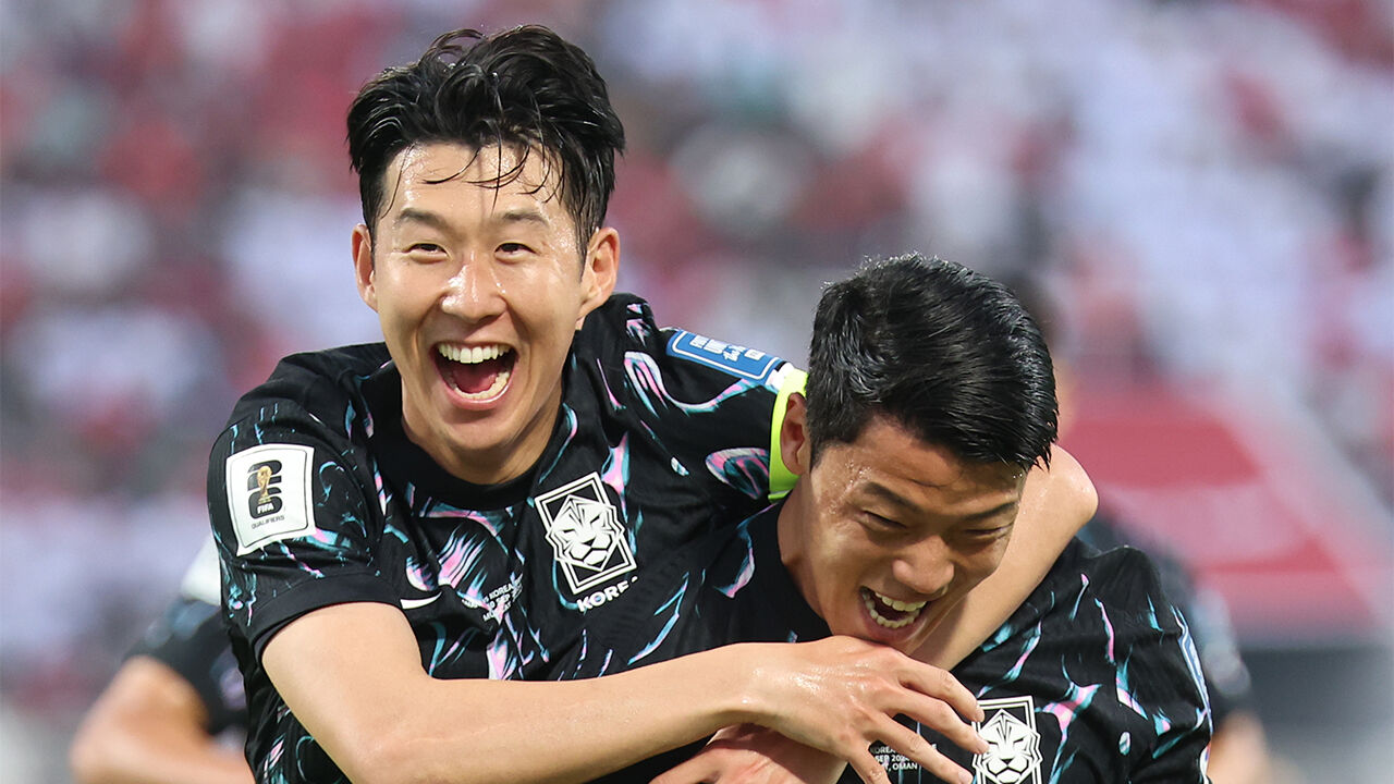 황희찬이 선제골을 넣은 뒤 손흥민과 기뻐하고 있다.