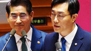 [영상] 장경태 "아주 중요한 제보가" 김용현 국방장관 "사실이면 옷 벗을게요"&hellip;'부천 화재 때 윤 대통령 부부와 골프?' 묻자