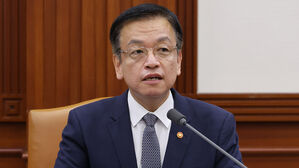 최상목 "가계부채, 경계의식 갖고 더 안정적 관리"